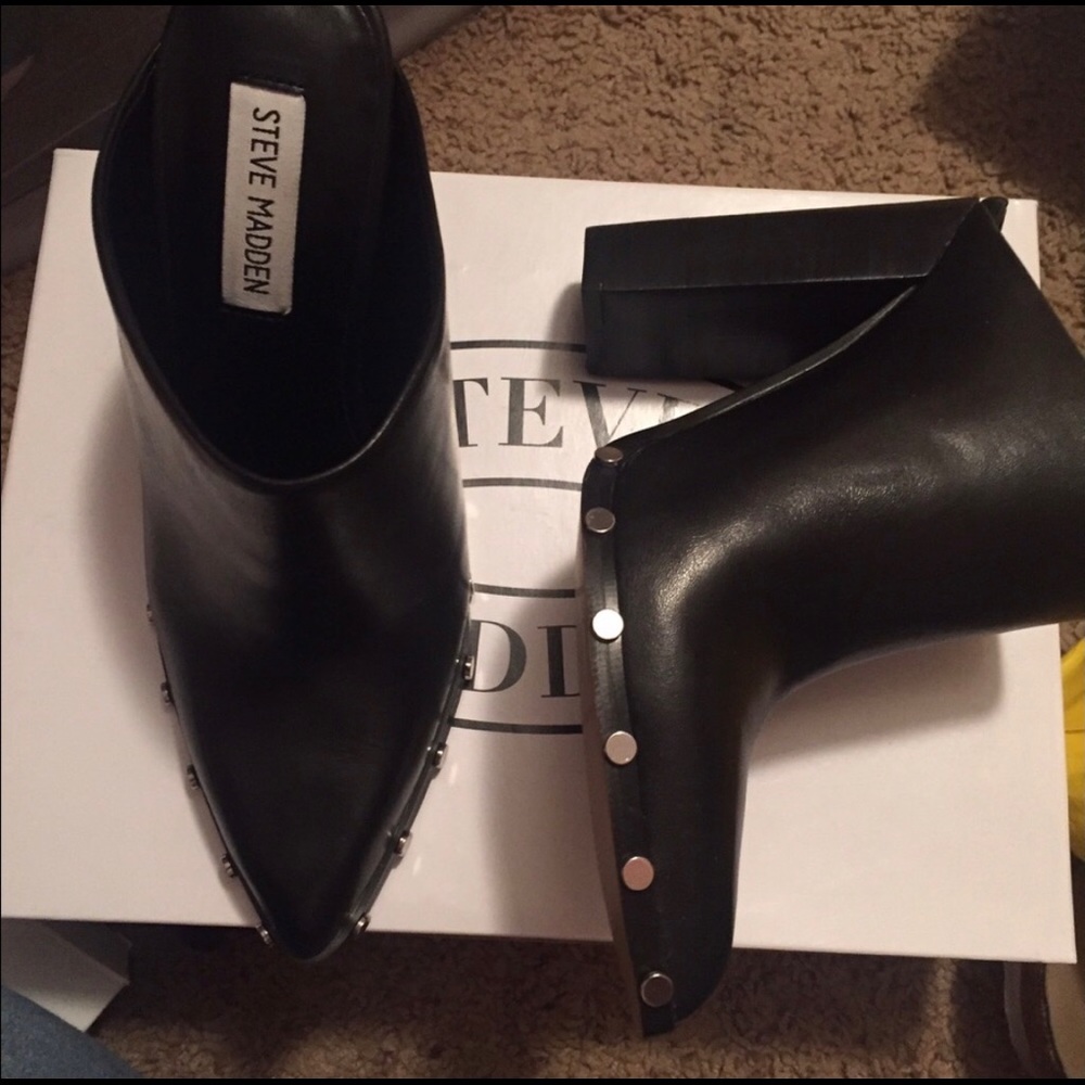 Steven Madden Axis Black Studs